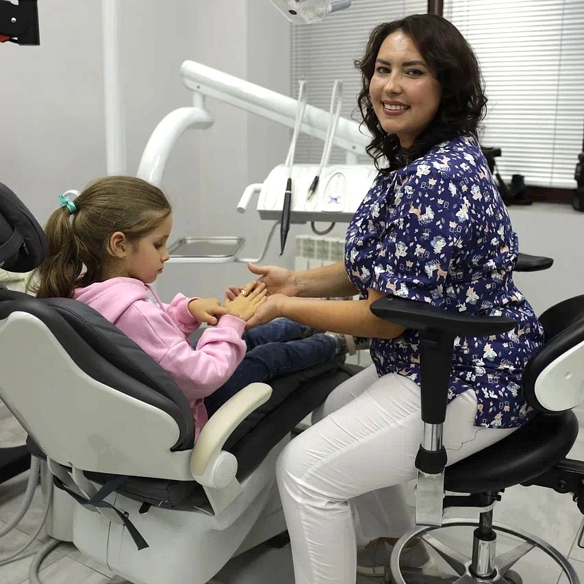 Почему у ребенка долго не выпадают молочные зубы?