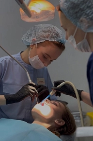 Почему потемнел зуб?