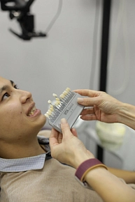 В ряде случаев на зубах могут появляться мелкие трещины