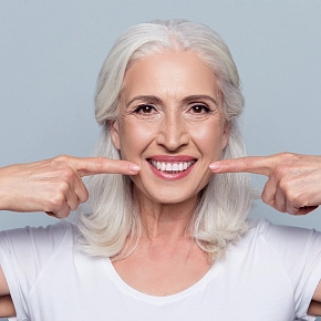 Почему у женщин после 40 лет разрушаются зубы?